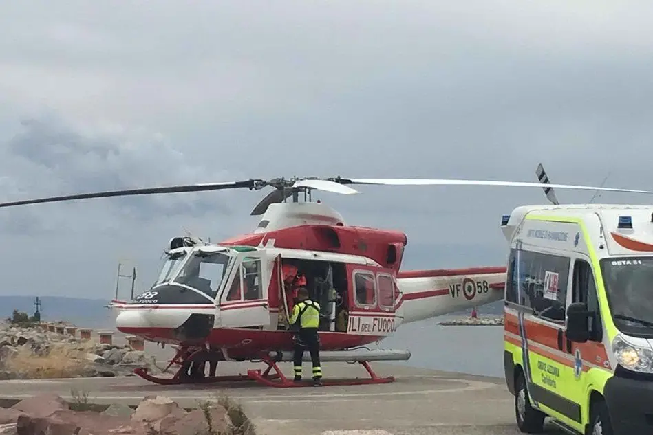 Il ferito caricato sull'elicottero di soccorso