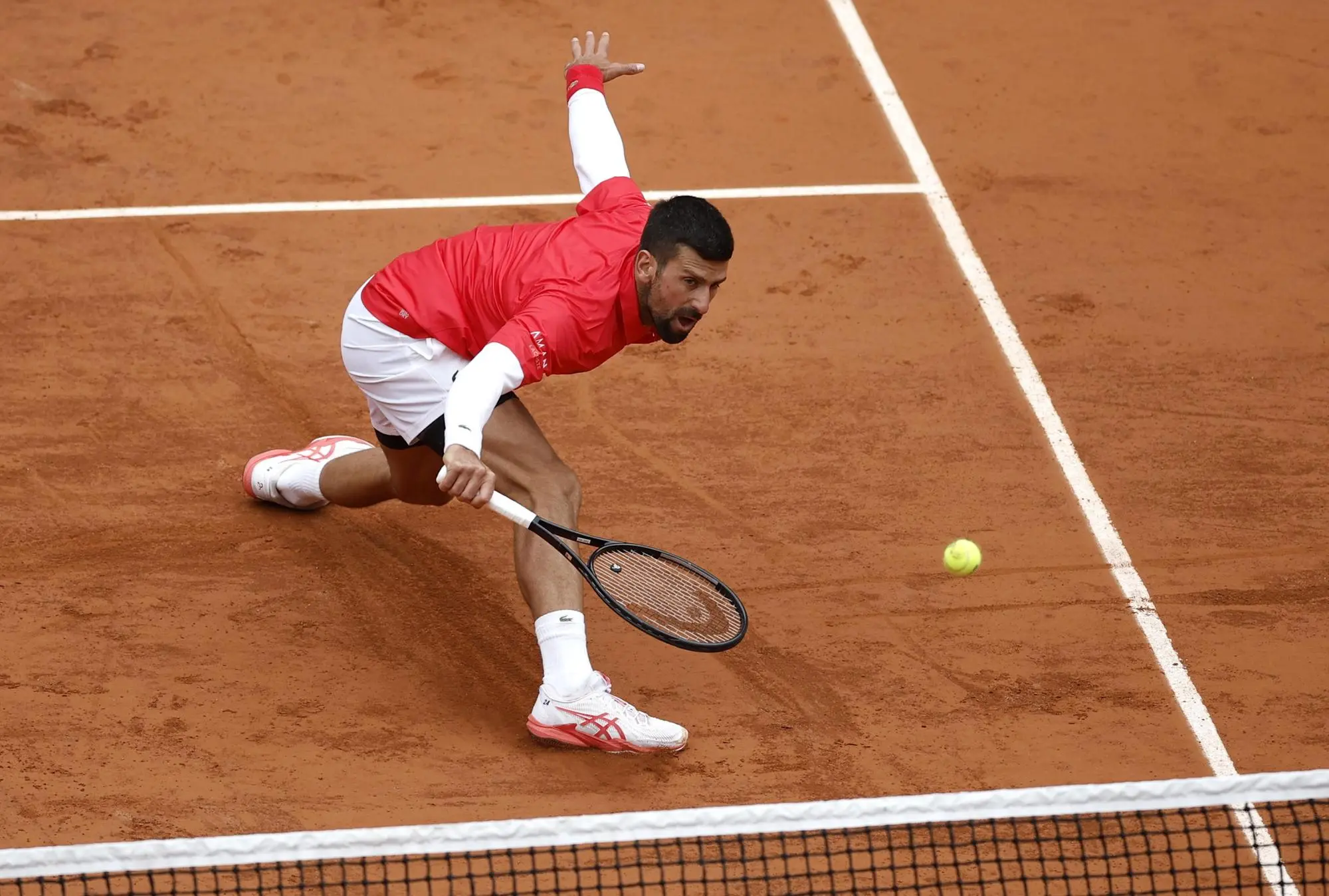 epa12138768 Novak Djokovic of Serbia returns during his Men's 1st round match against Mackenzie Mcdonald of the US at the French Open Grand Slam tennis tournament at Roland Garros in Paris, France, 27 May 2025. EPA/YOAN VALAT