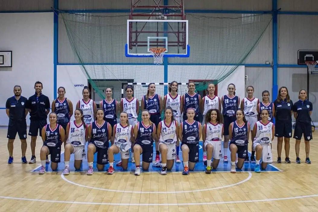 Il roster del Basket 90 Sassari al completo (foto di Stefano Photografia)