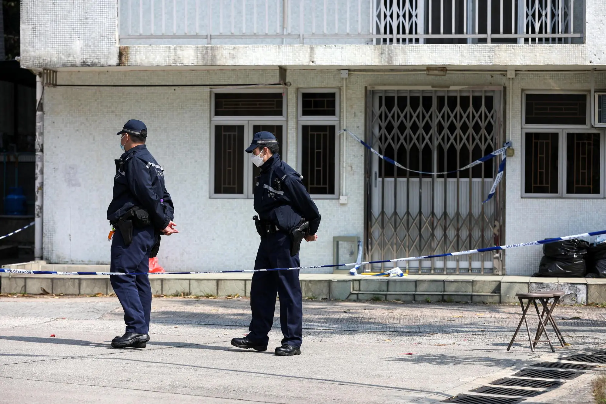 La polizia davanti alla casa in cui è stato trovato il corpo della modella (Ansa - Epa)