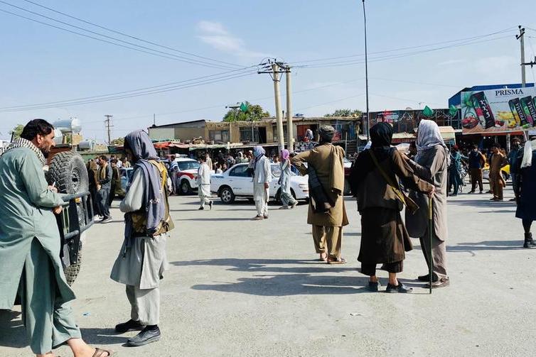 Caos a Kabul, caccia ai collaboratori Nato casa per casa. Lacrimogeni sulla folla all’aeroporto