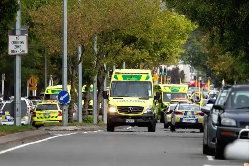 Le ambulanze accorse sui luoghi della strage (Archivio L'Unione Sarda)