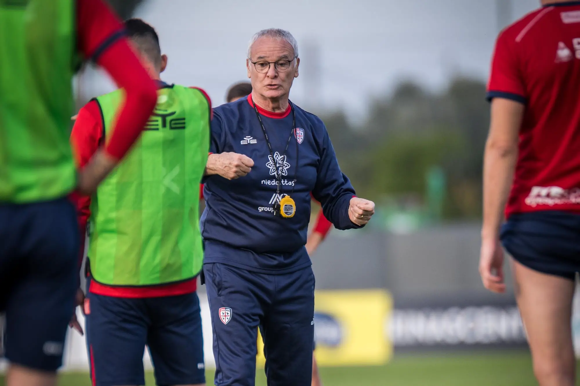 Claudio Ranieri during a rossoblù training session