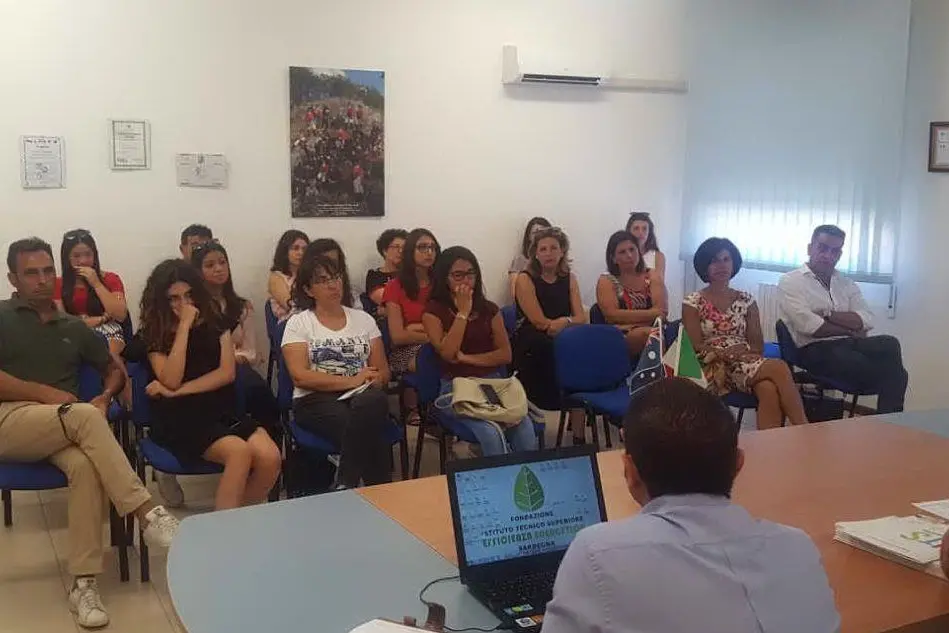 Le studentesse con i genitori e i capi di istituto