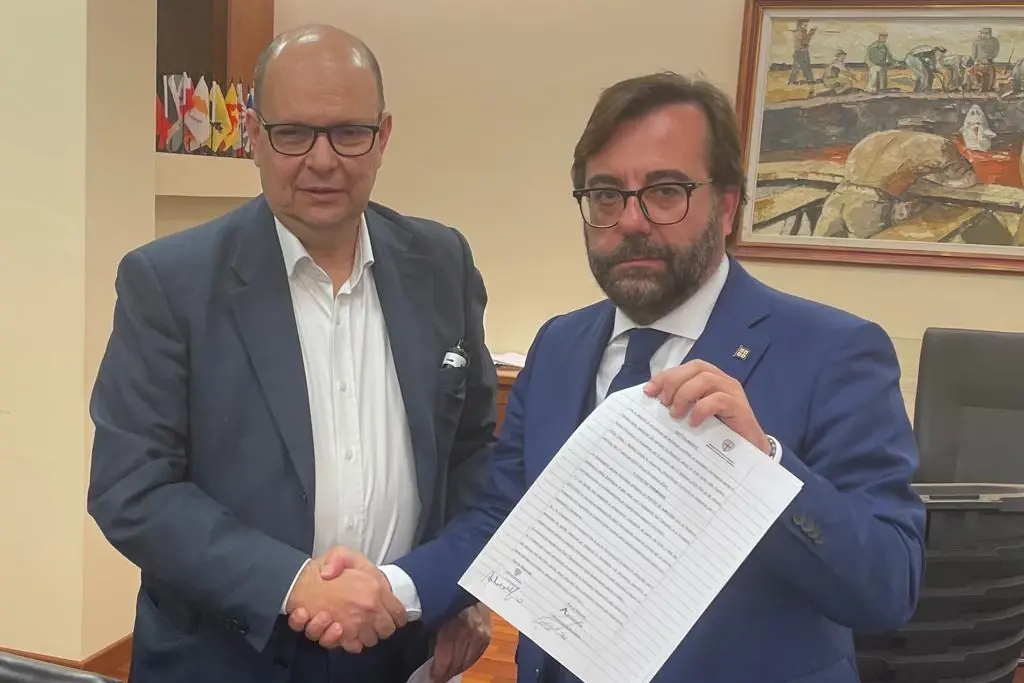 L'assessore Moro e il Ceo di Aeroitalia Gaetano Intrieri (foto concessa)
