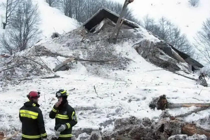L'hotel Rigopiano distrutto dopo la tragedia (Archivio L'Unione Sarda)