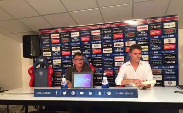 Gigi Piras nel last match al Sant’Elia, assieme a Matteo Villa, altro ex capitano rossoblù (L'Unione Sarda - Piras)