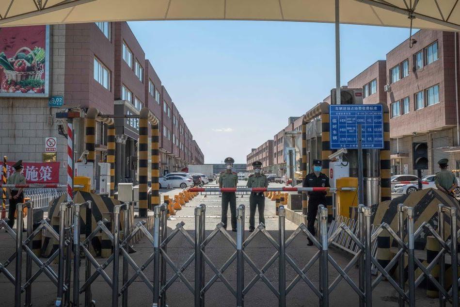 Virus a Pechino, altri dieci quartieri in quarantena: le autorità fermano eventi e sport