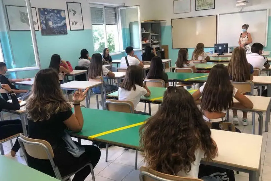 Primo giorno al liceo Alberti di Cagliari (foto L'Unione Sarda)