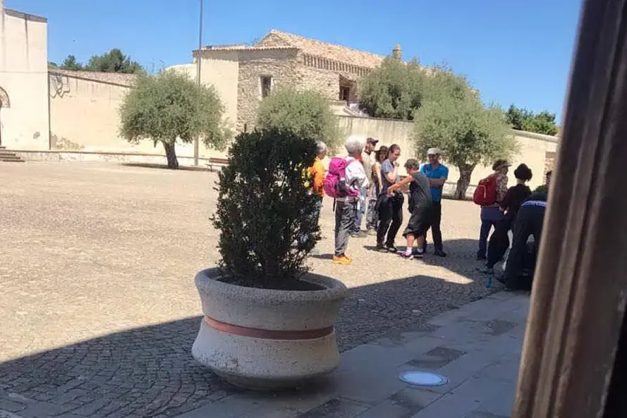 Turisti nel piazzale della parrocchia di Suelli