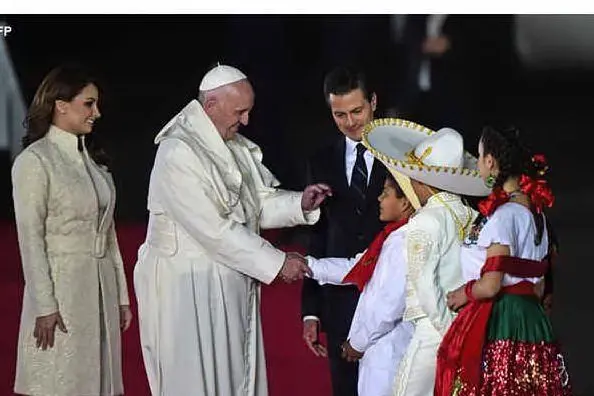 Il Papa saluta i bambini all'arrivo a Città del Messico (foto it.radiovaticana.va)