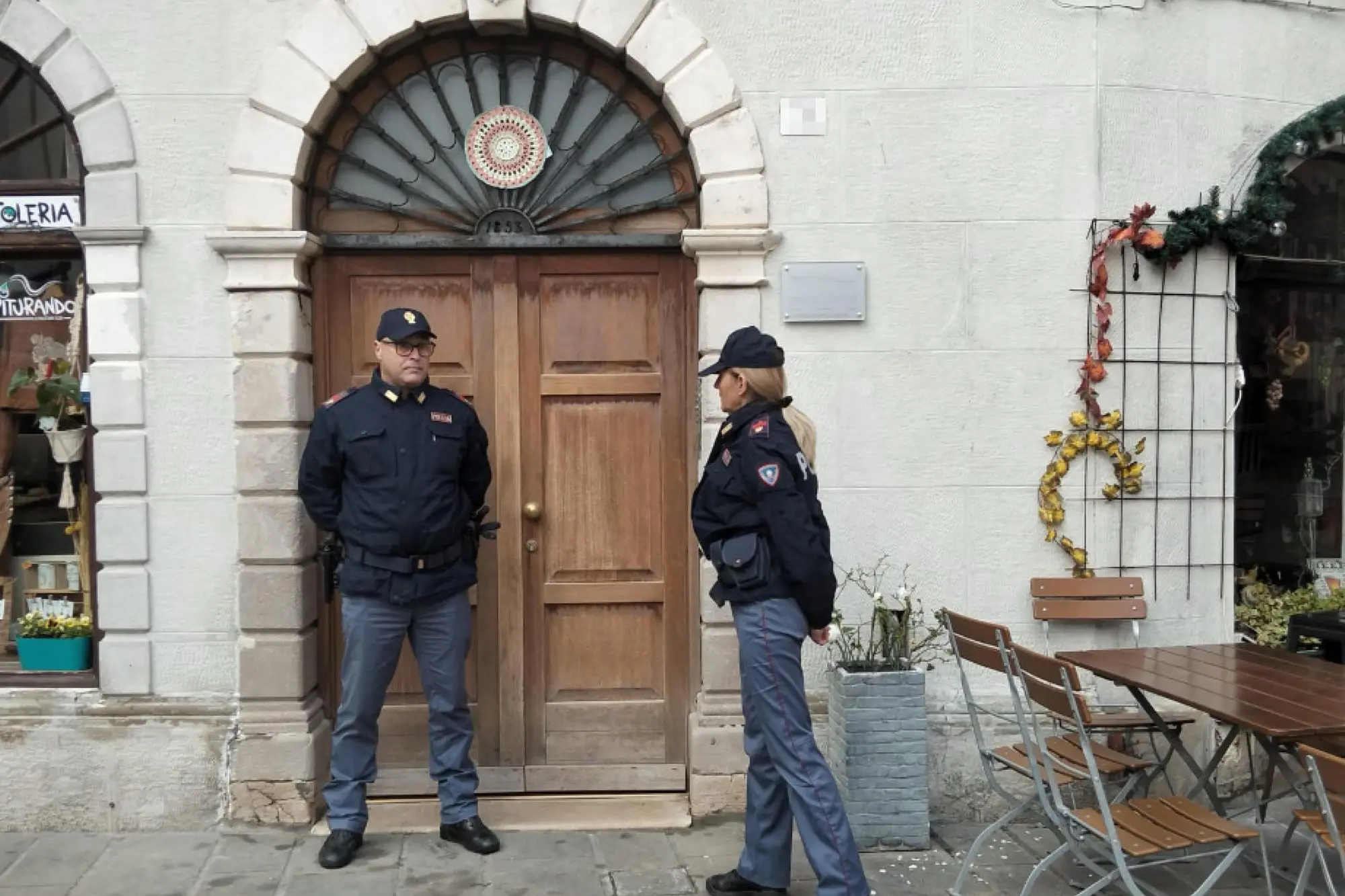 Poliziotti davanti all'ingresso della casa dove una donna ha ucciso il figlio, di nove anni, tagliandogli la gola, Muggia (Trieste), 13 novembre 2025. ANSA/FRANCESCO DE FILIPPO