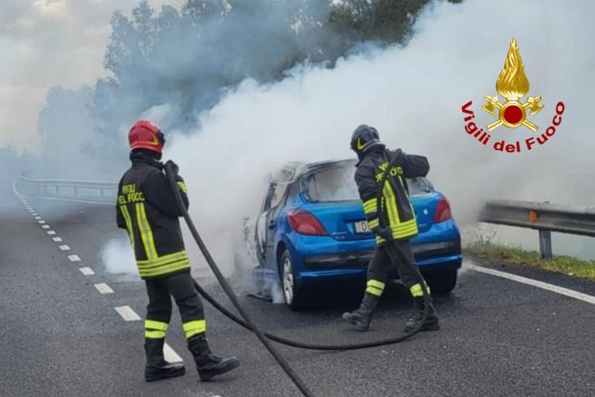 Una macchina prende fuoco mentre percorre la 130, emergenza a Villaspeciosa