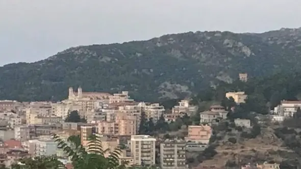 https://immagini.unionesarda.it/version/c:YzFlYzcwOTQtMGNkNC00:MGY3ODkzMjQtNmEyOC00/image.webp?f=16:9