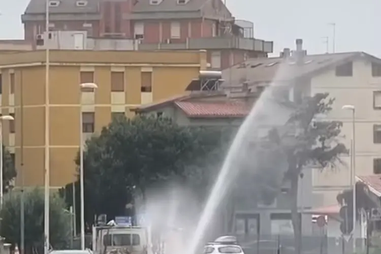 L'acqua spinta con forza sulla strada a Porto Torres (foto Pala)