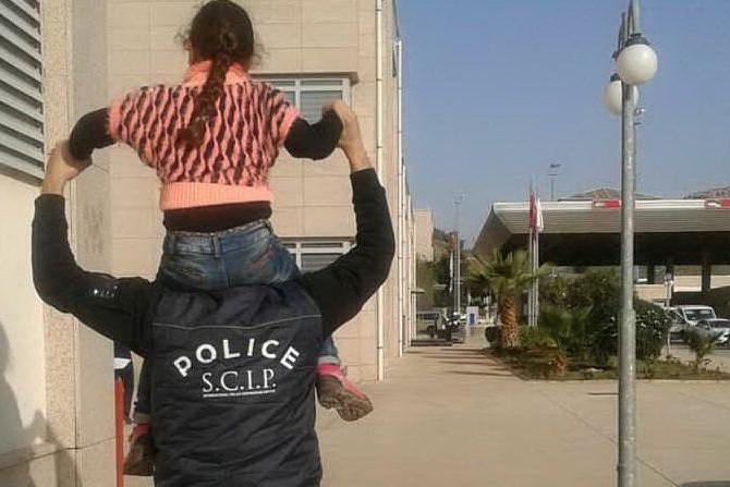 La bimba con un agente (@PoliziadiStato)