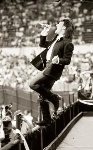 Il cantante Paul David Hewson, in arte Bono, nel 1985 a Londra