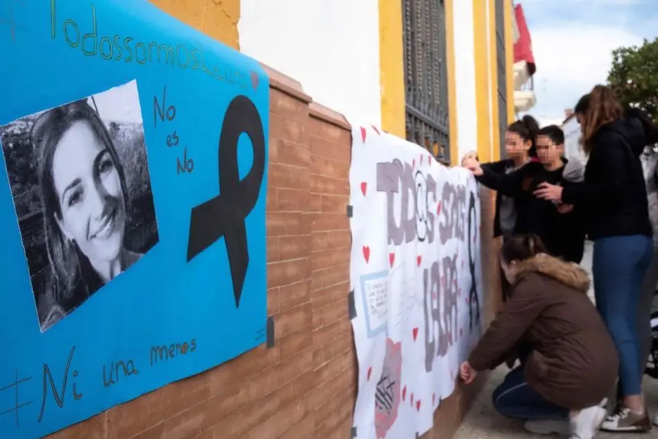 Una manifestazione di cordoglio per la morte di Laura Luelmo (Ansa)