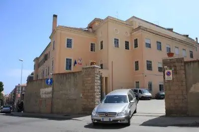 Cagliari, il carro funebre lascia la scuola (Diego Manunta)