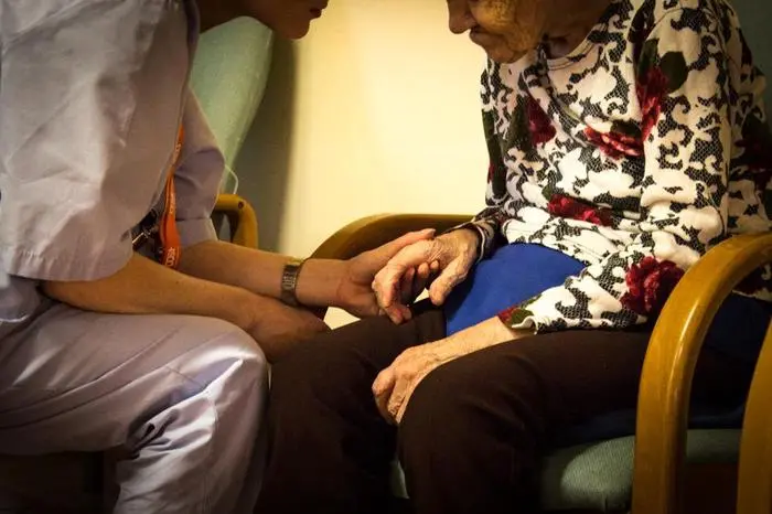 Anziani: non autosufficienti,il 'cargiver' familiare è donna