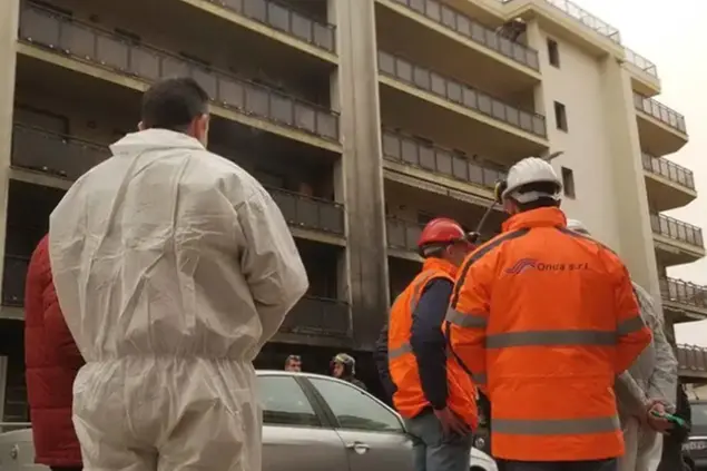 Un sopralluogo davanti al palazzo (archivio L'Unione Sarda)
