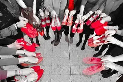 Le scarpe rosse, simbolo della lotta contro la violenza sulle donne (Archivio L'Unione Sarda)