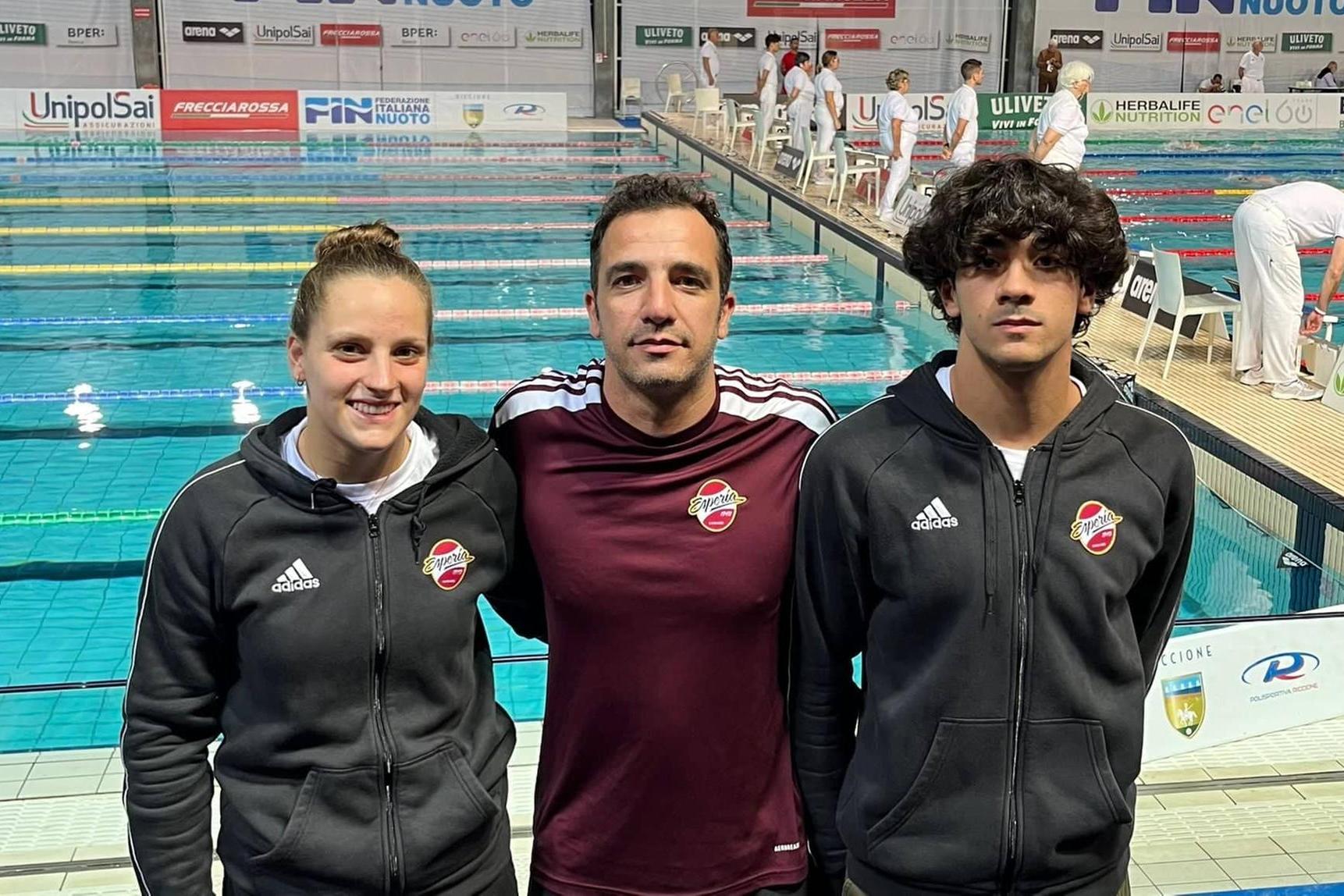 I due atleti esperini Francesca Zucca e Stefano Garau con il loro tecnico Marco Cara (L'Unione Sarda - Lasio)