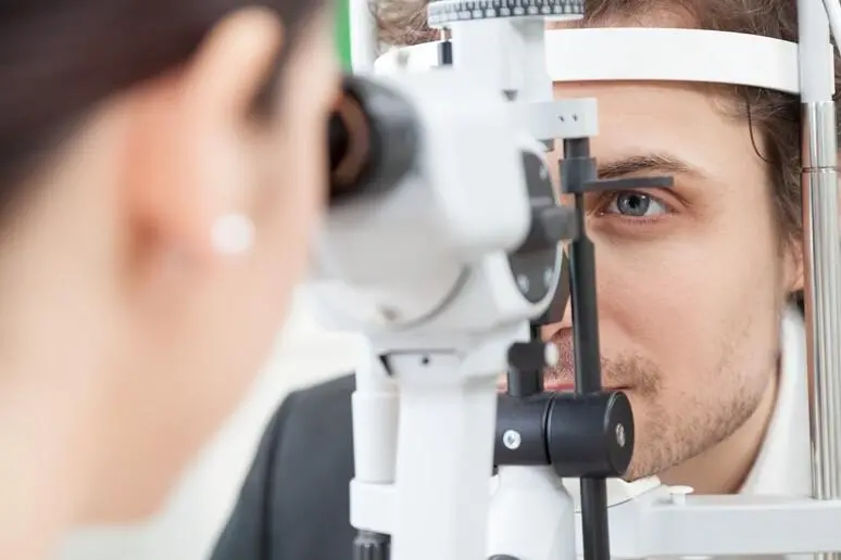 Una visita oculistica (foto archivio L'Unione Sarda)