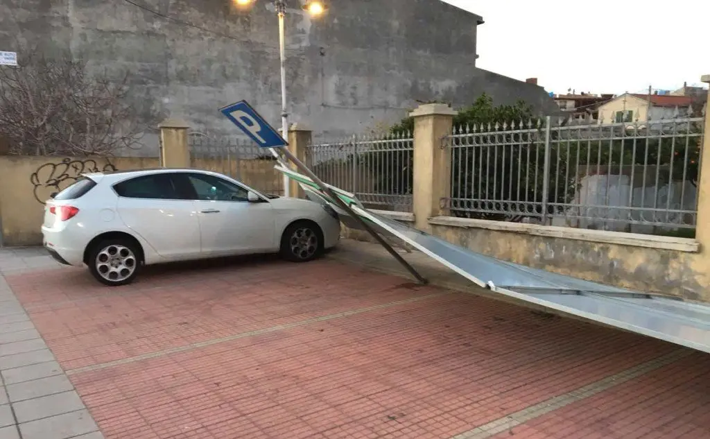 A Villacidro un pannello d'acciaio è crollato su un'auto in sosta a causa del forte vento (foto Deidda)