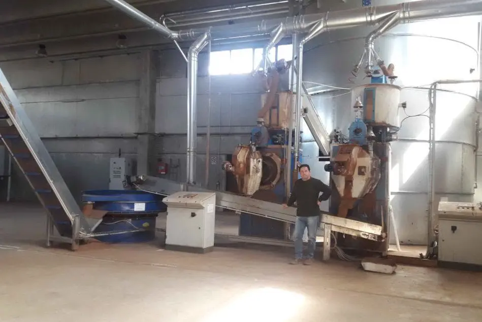 Giuseppe Vargiu nella centrale di produzione pellet chiusa da due anni (foto L'Unione Sarda - Farris)