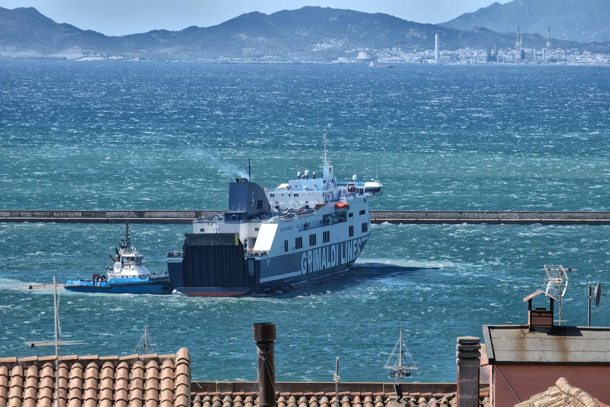06 08 23 cagliari porto nave grimaldi in difficoltà forte vento maestrale - foto giuseppe ungari