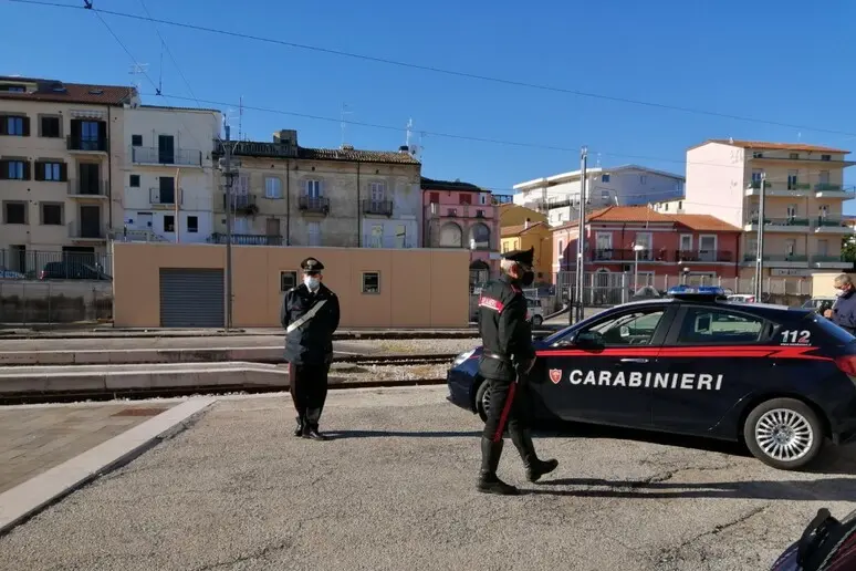 Carabinieri a Lanciano (Ansa)