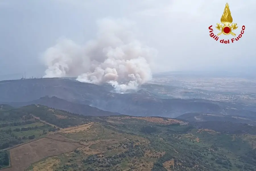 Il fumo degli incendi visto dall'elicottero
