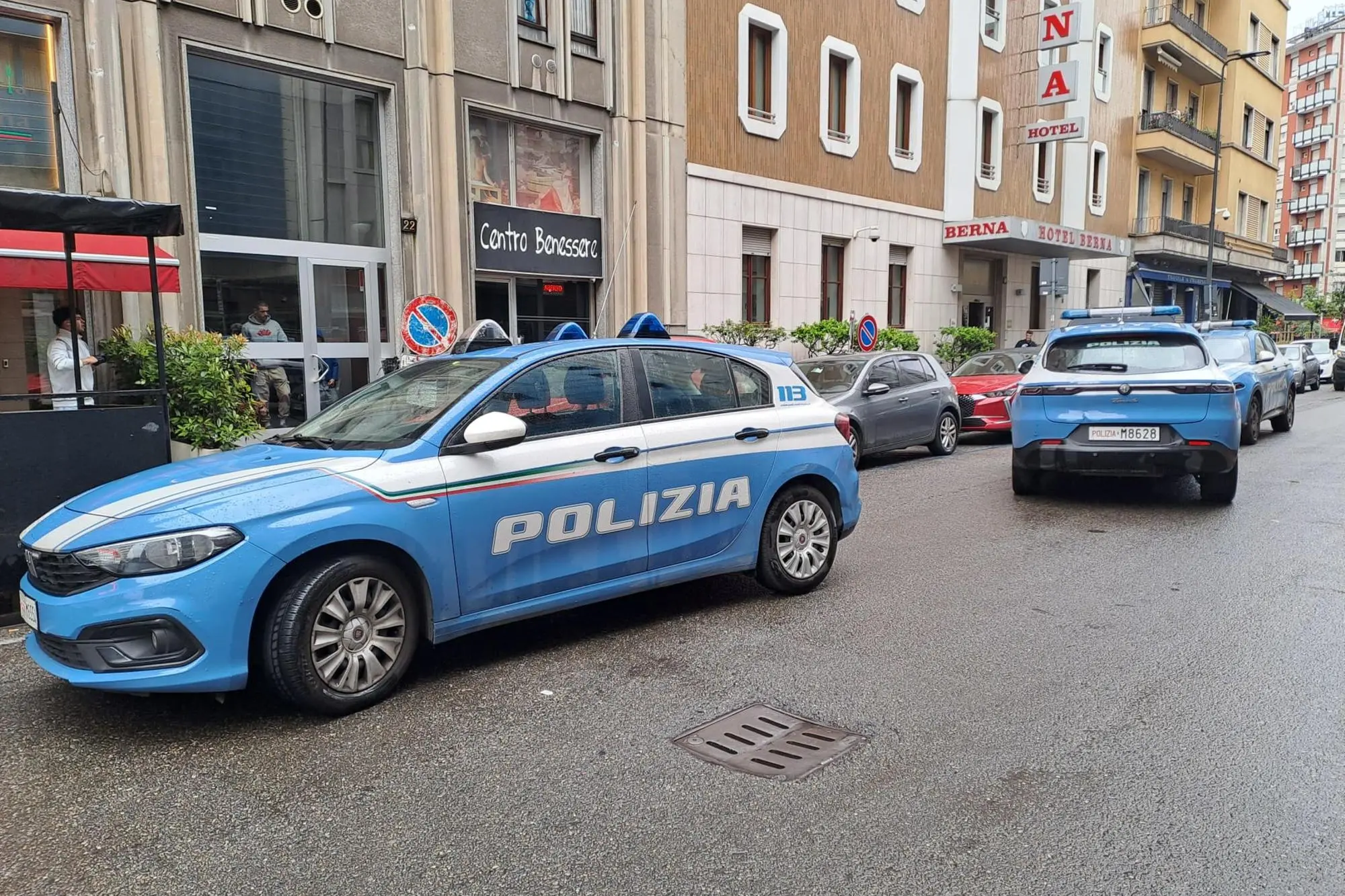 La Polizia in via Napo Torriani (Ansa)