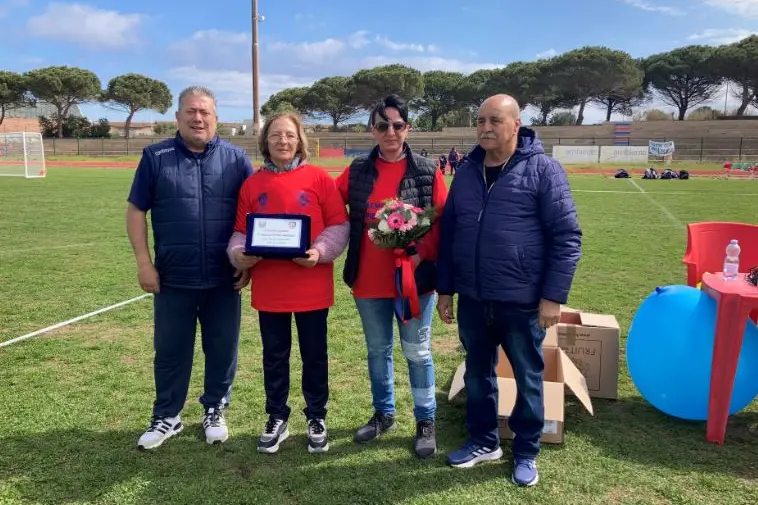 La consegna della targa a Luisella Derudas (foto Pala)