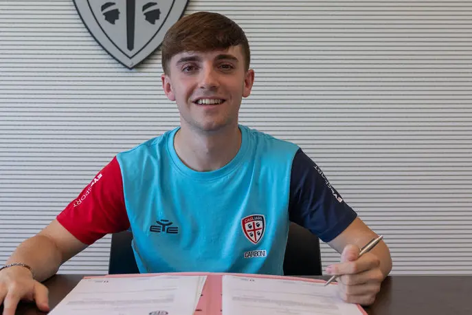 La firma (Foto Cagliari calcio)
