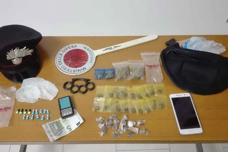 Il materiale sequestrato (foto Carabinieri)
