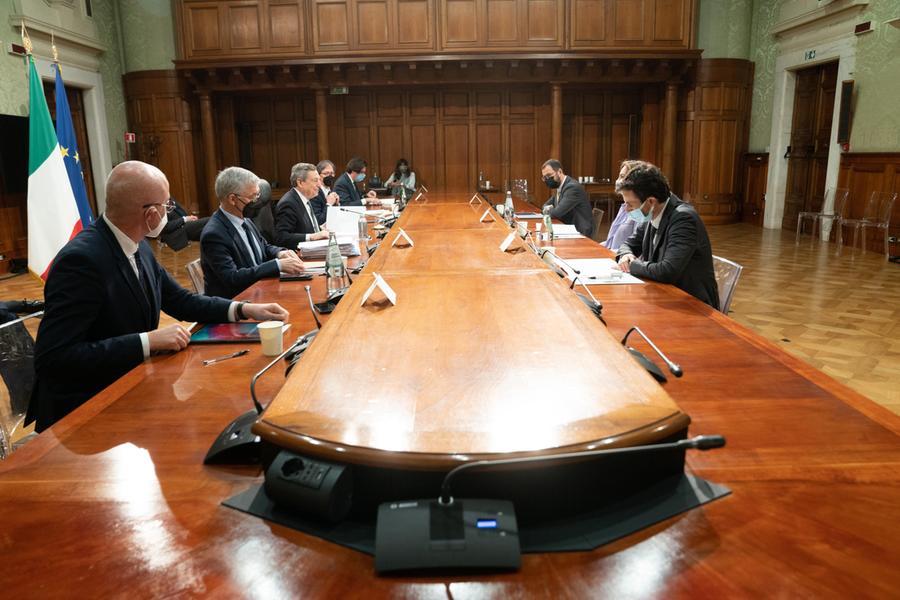 L'incontro tra il premier Mario Draghi e la delegazione del Movimento 5 Stelle (Ansa)