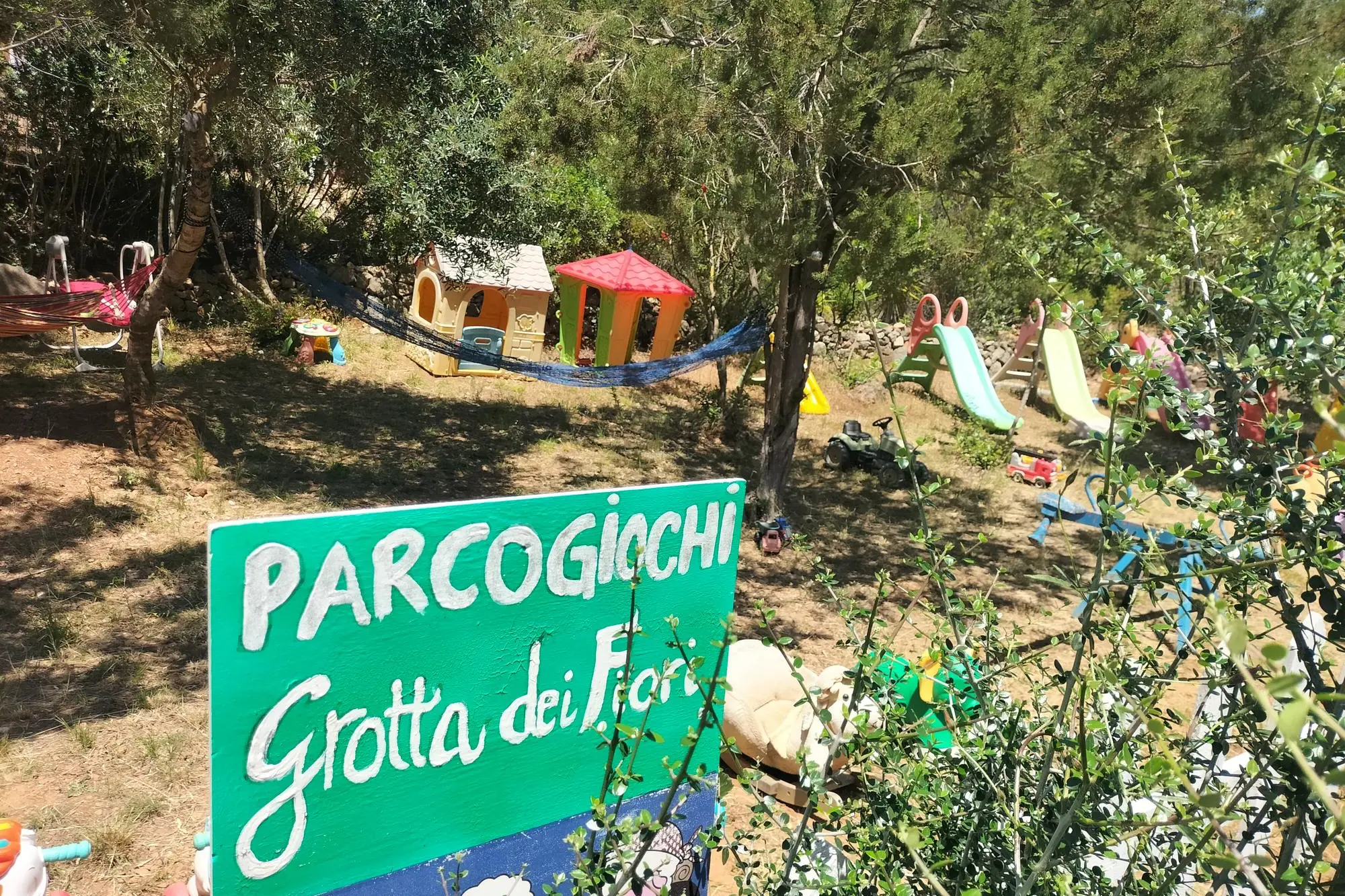 Il parco giochi della grotta dei fiori. (Foto Scano)
