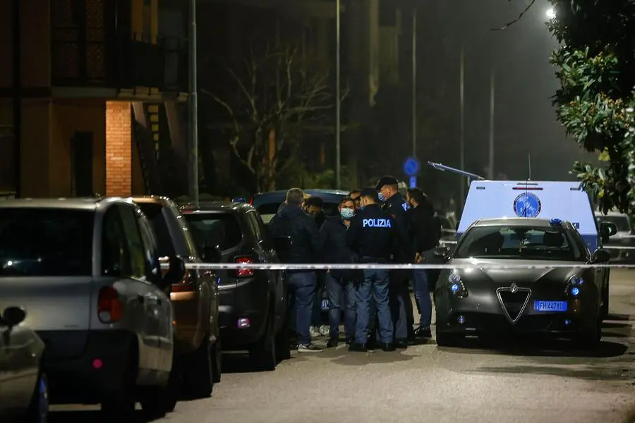 Polizia e forze dell'ordine davanti all'abitazione di via Manin a Sassuolo (Ansa)