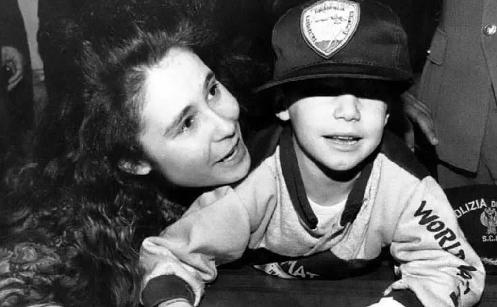Con il figlio Luca  durante la conferenza stampa dopo la liberazione (Archivio L'Unione Sarda/ Massimo Locci)