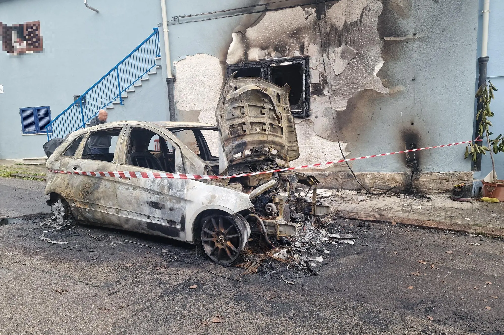 L'auto distrutta e la finestra dell'abitazione coinvolta