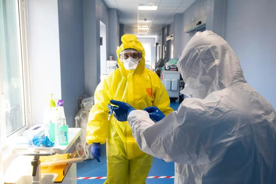 Un reparto di terapia intensiva (Ansa)