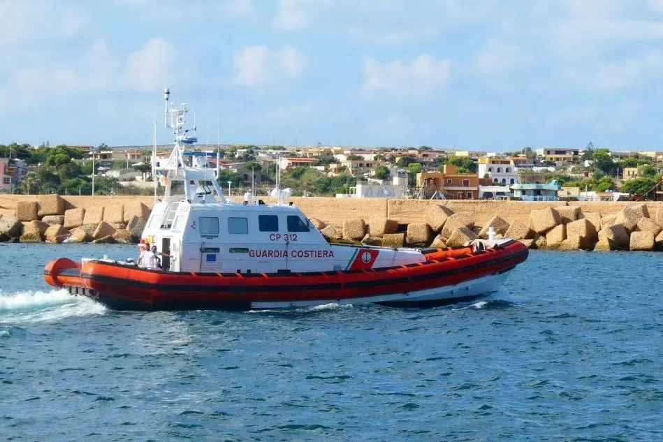 La motovedetta della Guardia Costiera che ha trasportato in porto i migranti della Mare Jonio (Ansa)