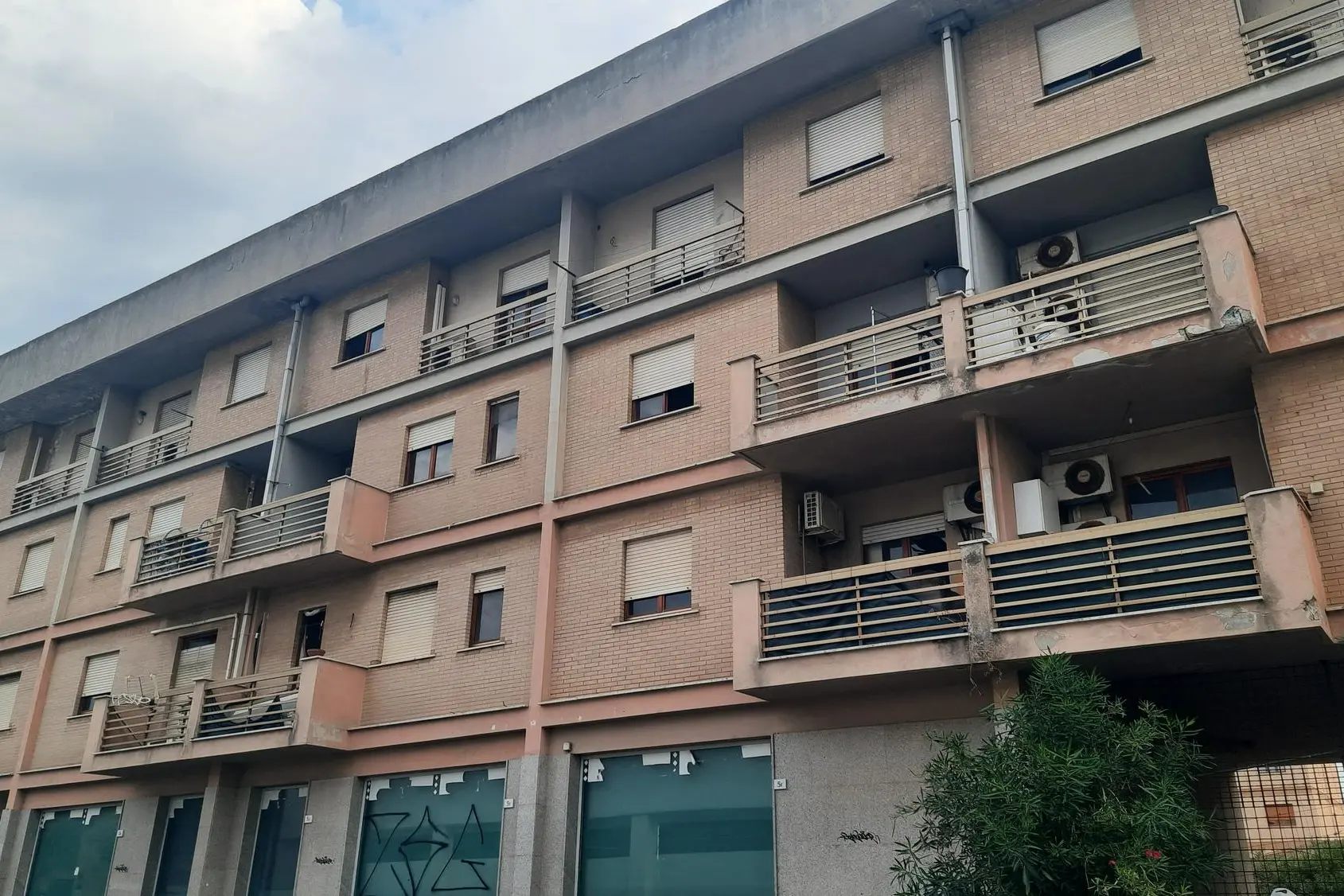 Il palazzo tugurio in viale Aldo Moro