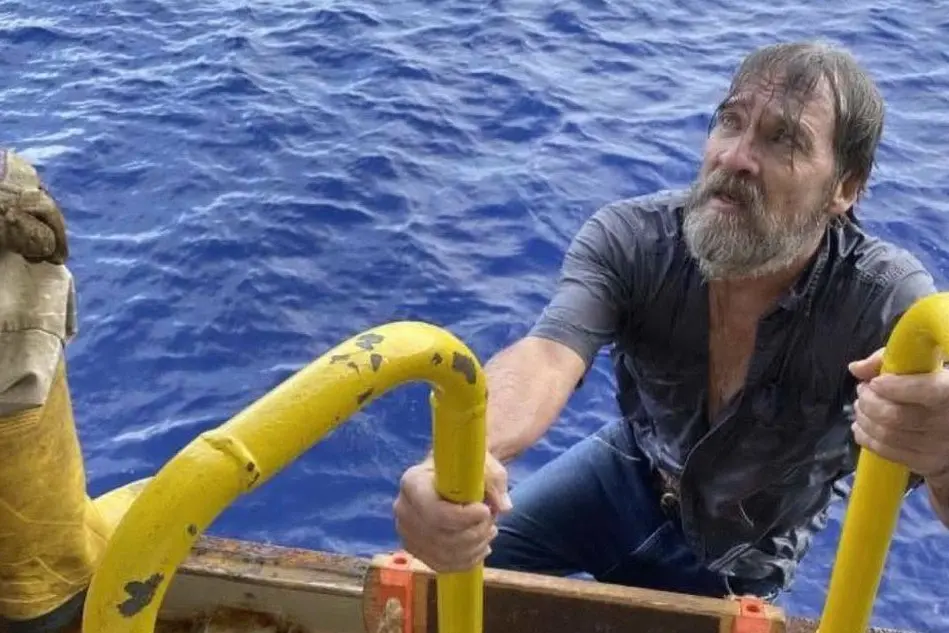 Il salvataggio di Stuart Bee (Ansa)