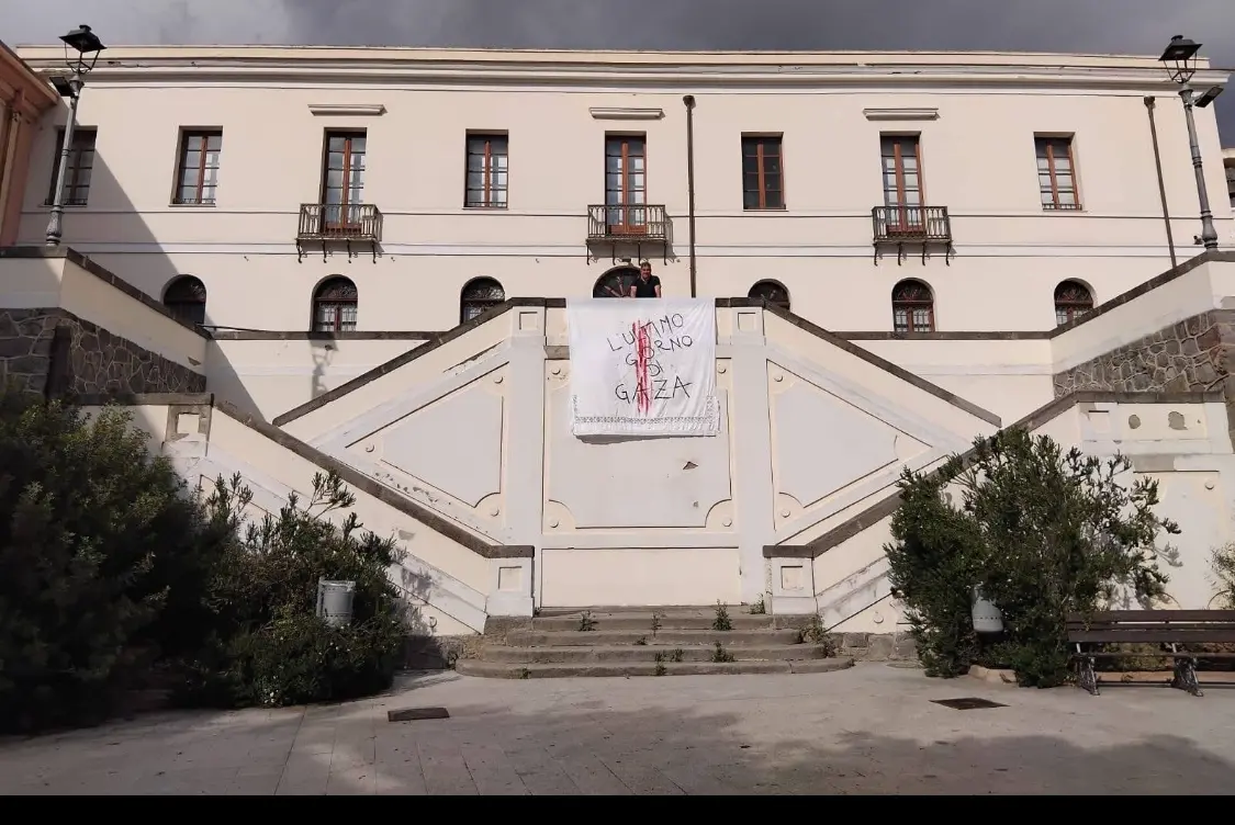 Serramanna, drappo bianco in municipio