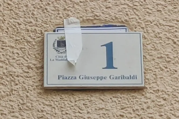 La Maddalena, targa affissa al municipio (foto Ronchi)