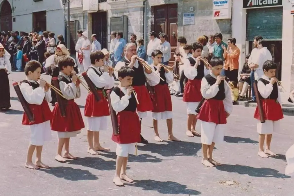 Al centro Giovanni Casu assieme ai suoi allievi (foto Pinna)