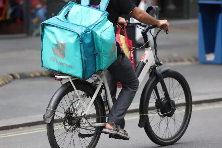 Un rider Deliveroo (Ansa)